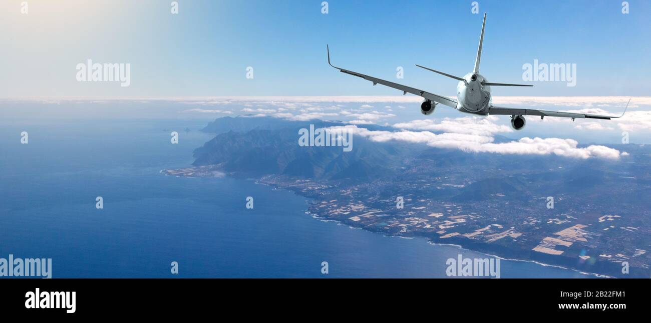 Vista posteriore dell'aereo commerciale . Concetto di viaggi veloci, vacanze e affari. Foto Stock