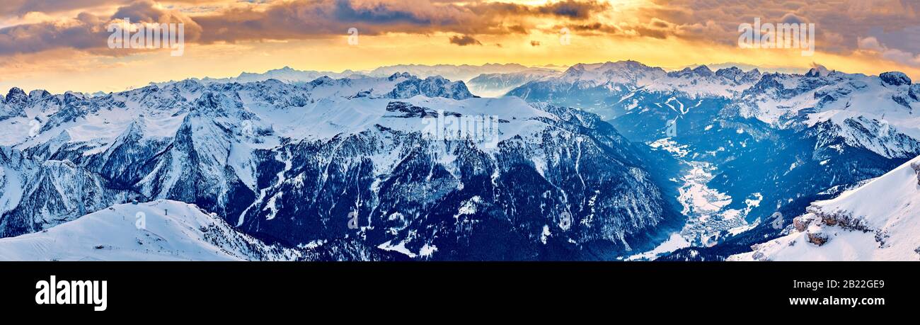 Splendida vista panoramica sulla Sellaronda - la più grande giostra sciistica d'Europa - sci i quattro passi più famosi delle Dolomiti, Italia; extraord Foto Stock