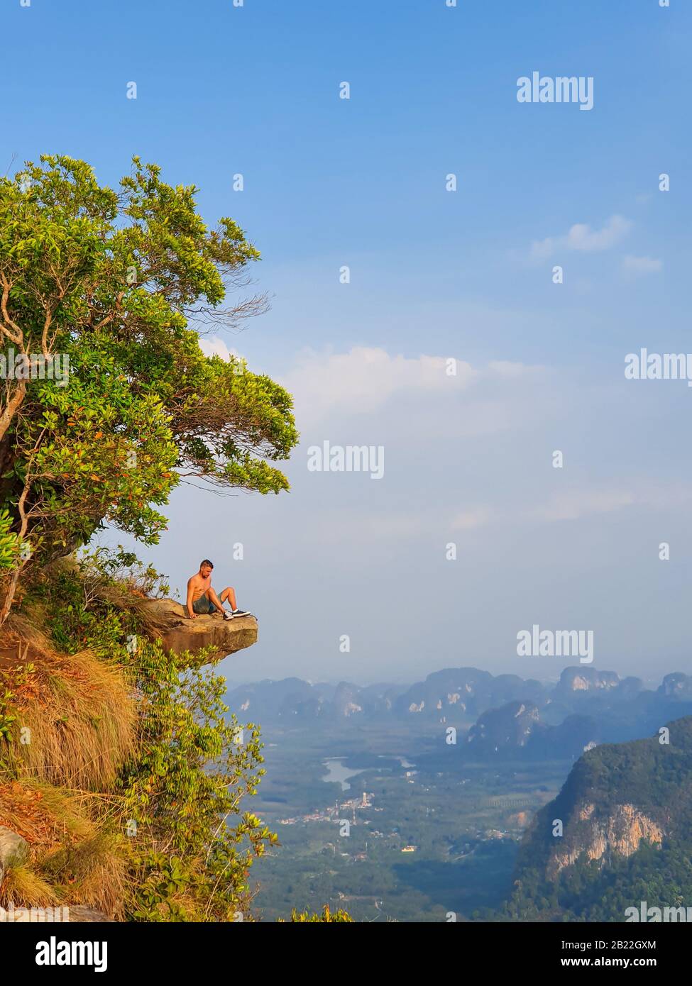 Khao Ngon Nak Nature Trail Krabi Thailandia o Dragon Crest, La Gente è salita ad un punto panoramico sulla cima di una montagna a Krabi, Thailandia Foto Stock