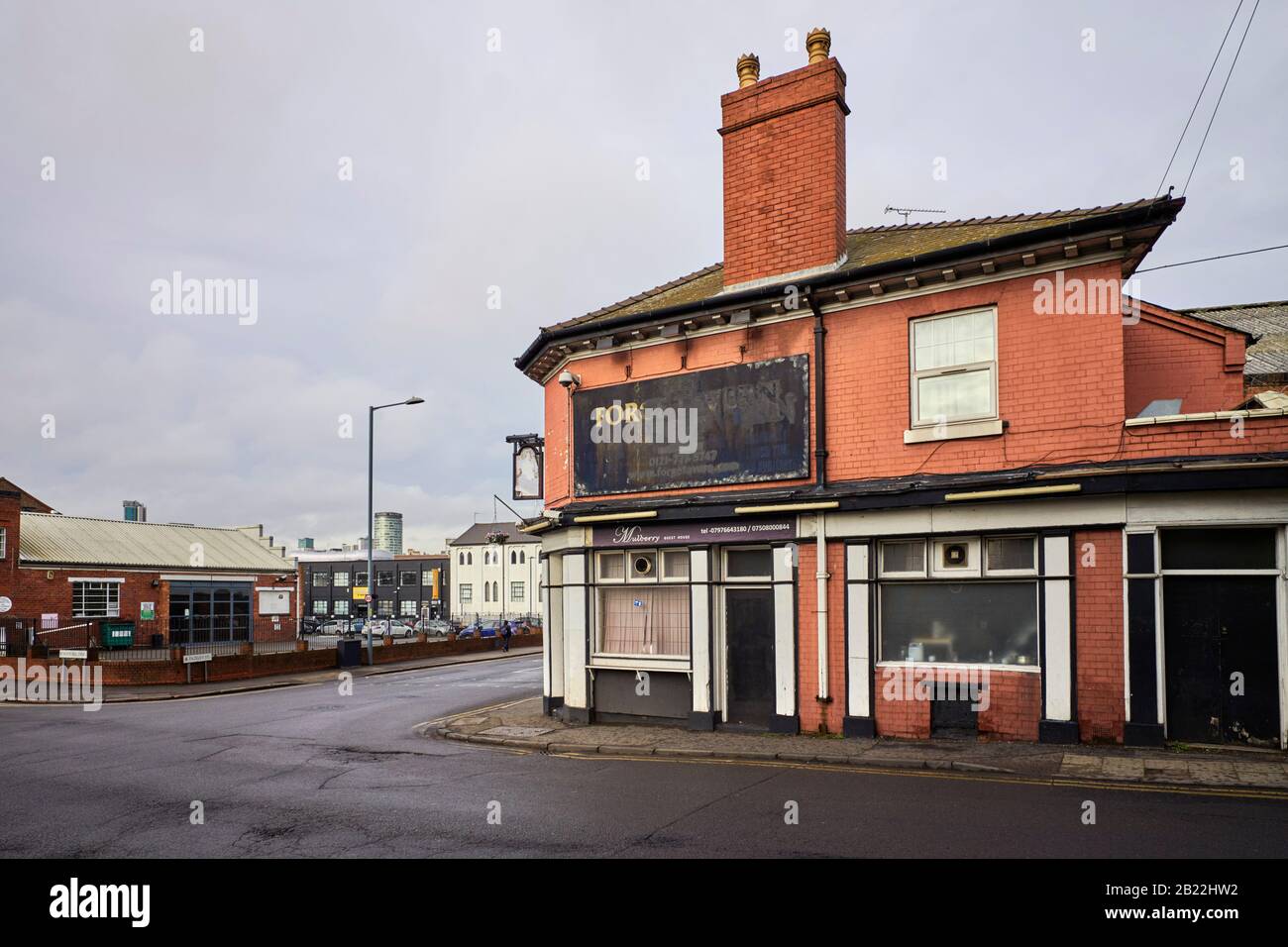 Il run down e chiuso Forge Tavern all'angolo di Fazeley Street e Great Barr Street nella zona Digbeth di Birmingham Foto Stock