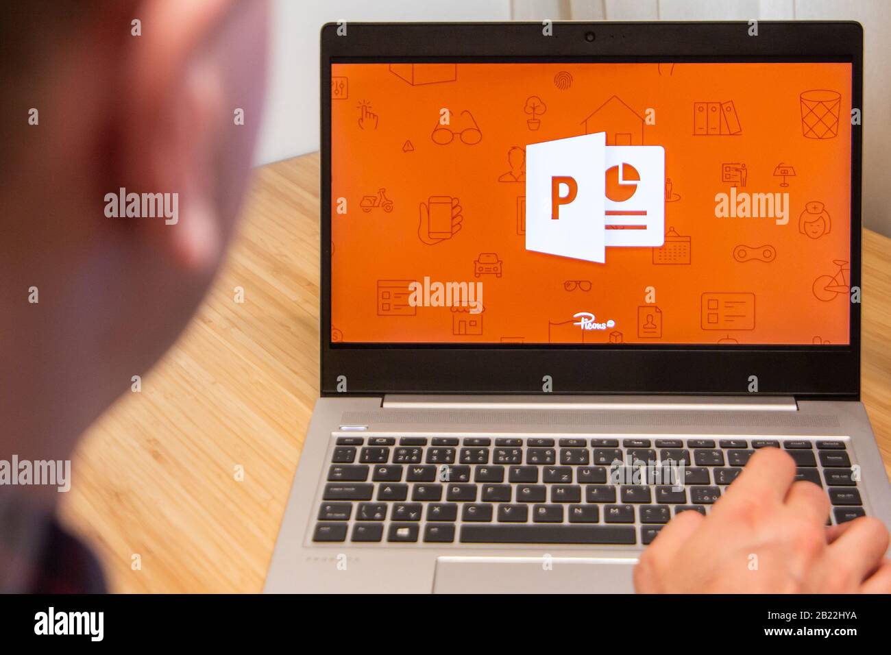 PowerPoint viene utilizzato da un uomo sul laptop. Il cliente Microsoft ha utilizzato software per computer. Il nuovo prodotto viene testato dallo specialista IT. San Francisco, Febbraio Foto Stock