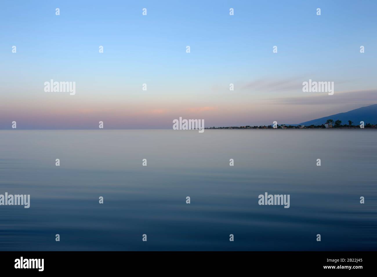 La riva del mare e il tramonto. Vista sul mare Foto Stock