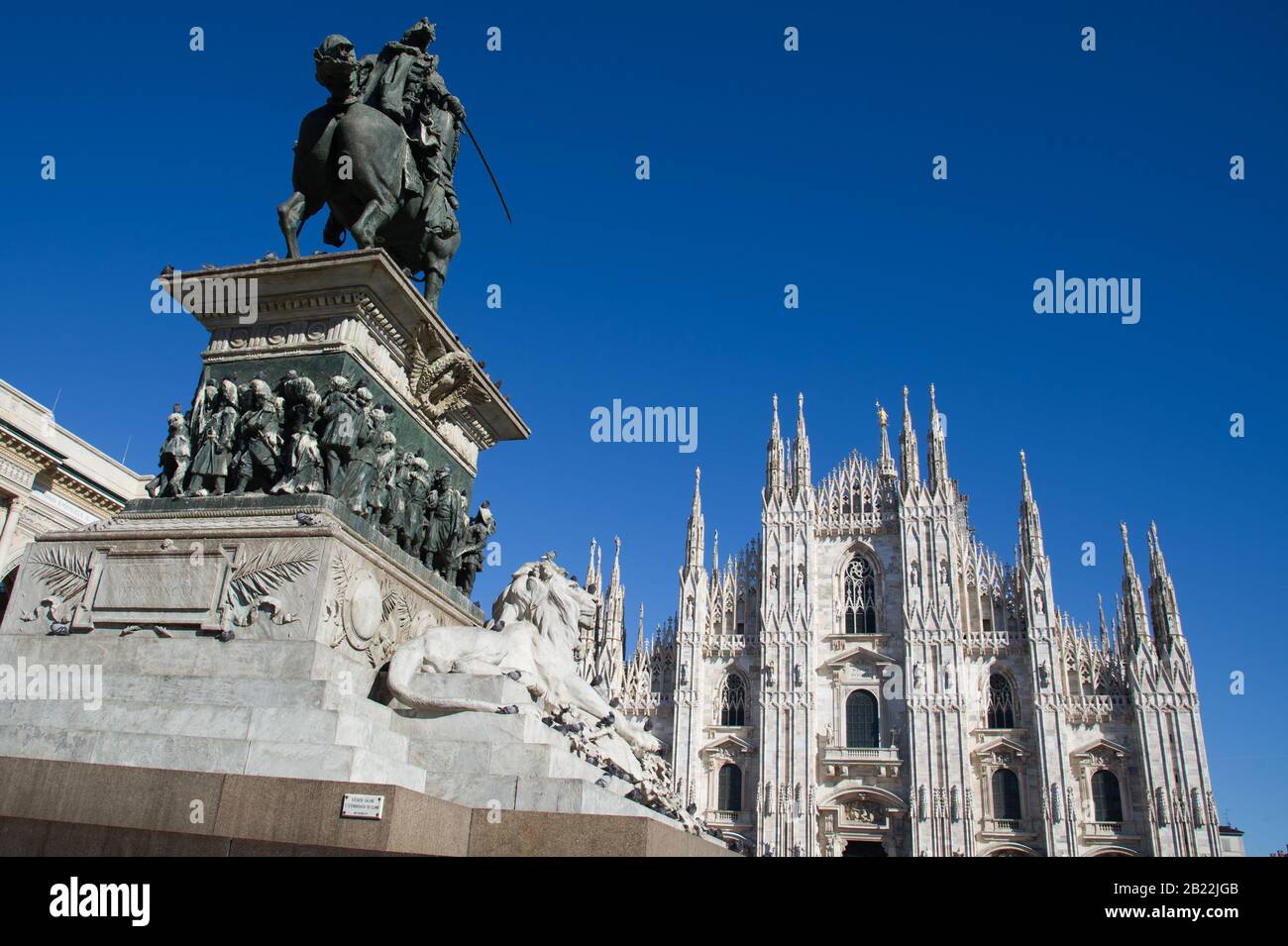 Milano, 28 febbraio 2020 : Piazza del Duomo , Statua di Garibaldi a cavallo Foto Stock