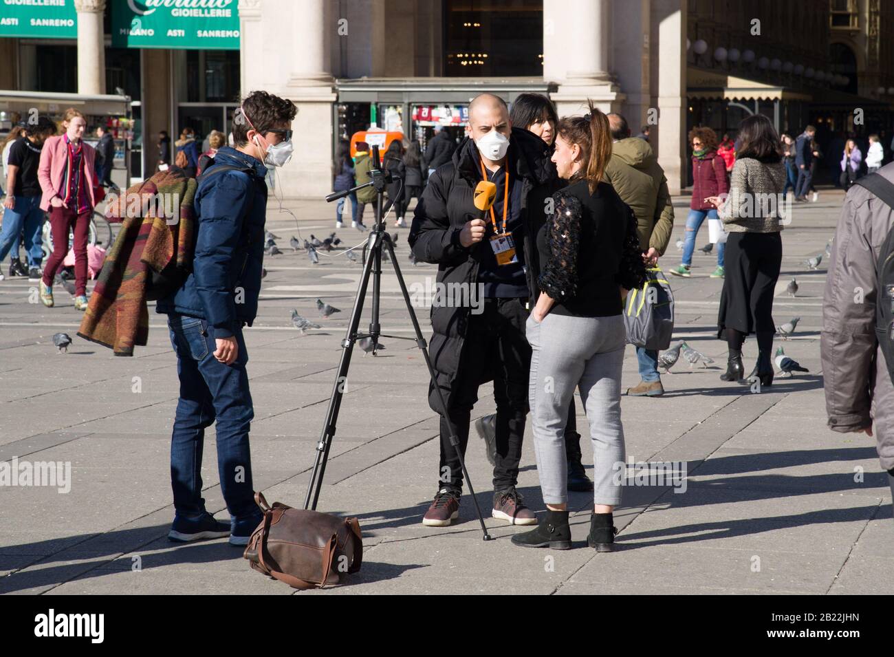 Milano Italia, 28 febbraio 2020 : Piazza Duomo, giornalista intervista donna con maschera anti-virus, durante l'infezione da Corona-virus Foto Stock