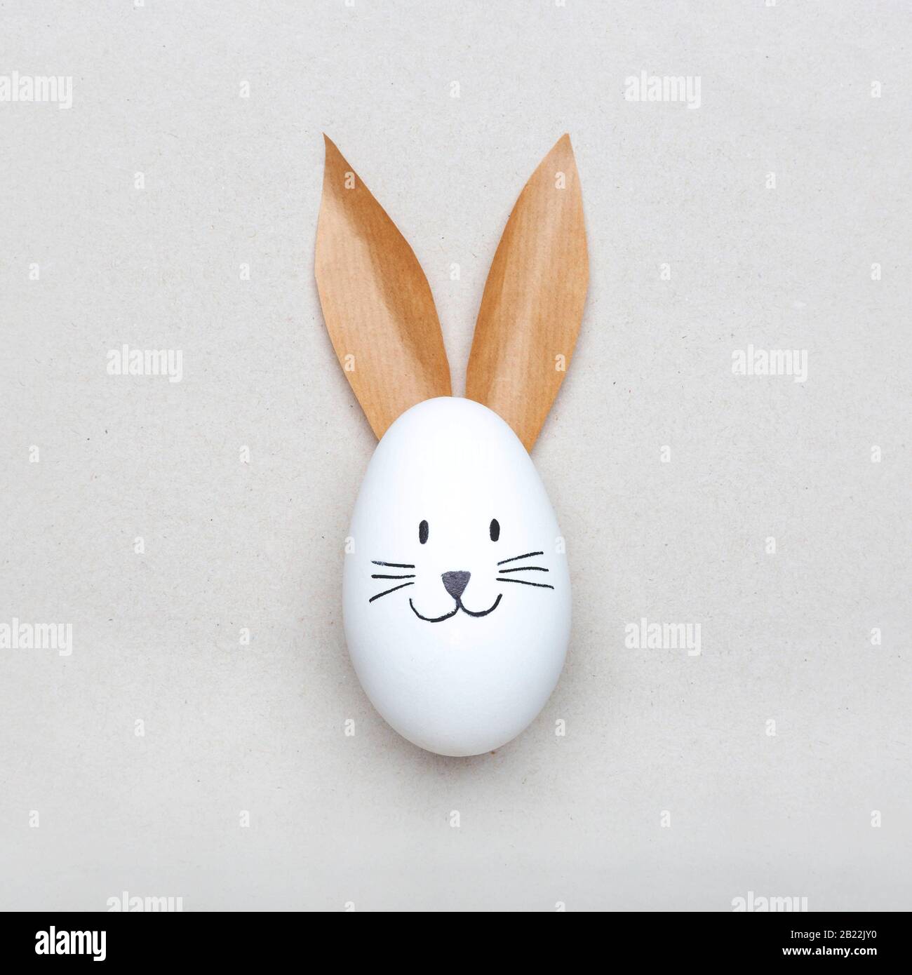 Felice pasqua concetto minimo, uovo con felice coniglio faccia Foto Stock