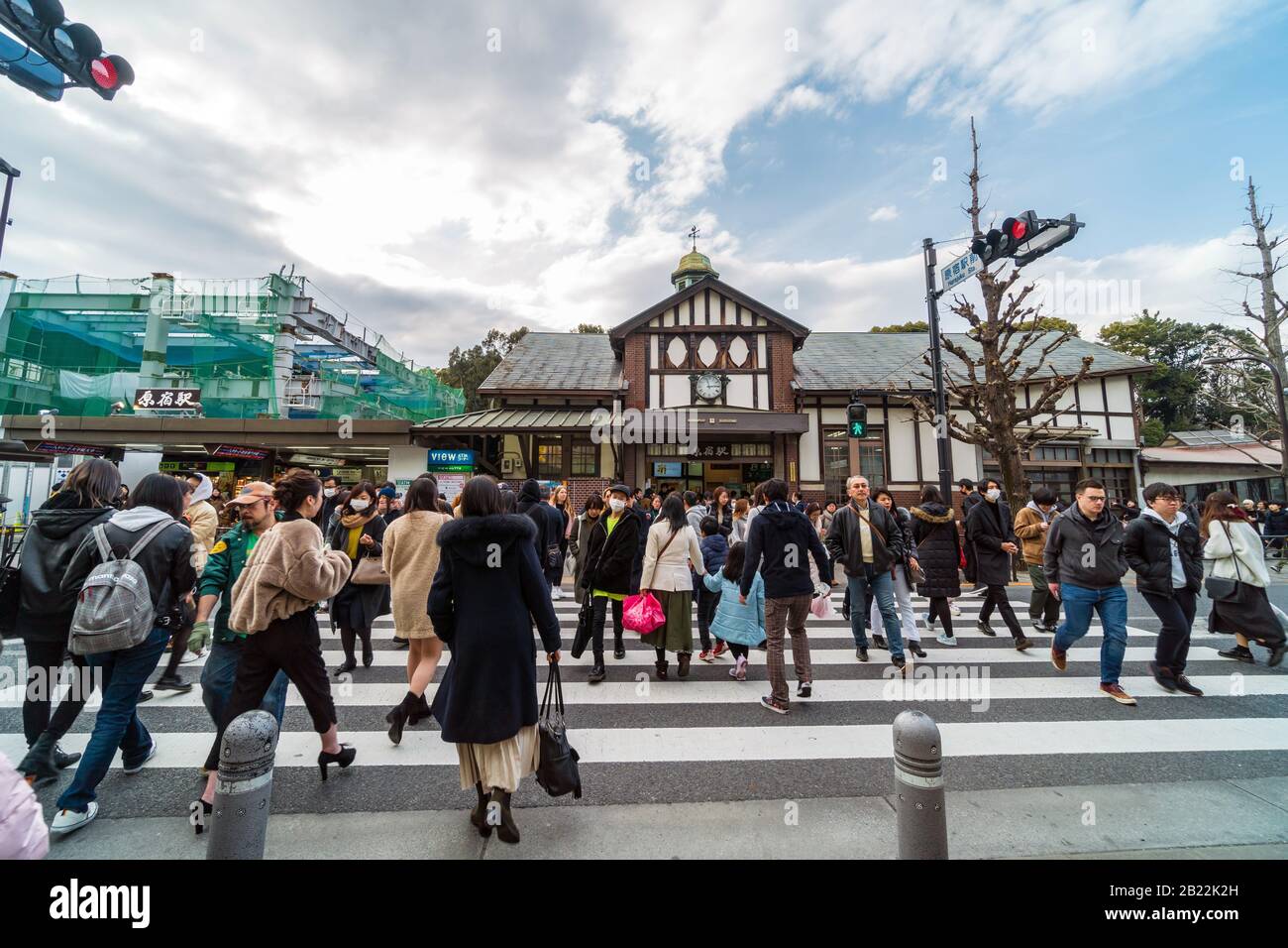 Tokyo, GIAPPONE - FEBBRAIO 2019 : persone indefinite e turisti che visitano e camminano sul cross-walk della strada alla stazione di Harajuku sul 16 febbraio 2019, Ja Foto Stock