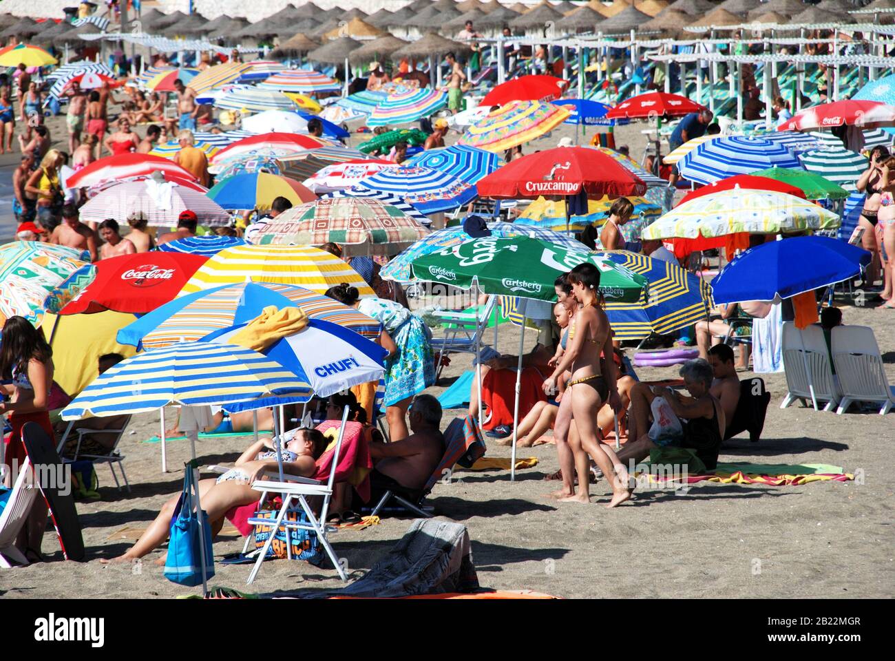 Turisti che si rilassano sulla spiaggia, Fuengirola, Spagna. Foto Stock