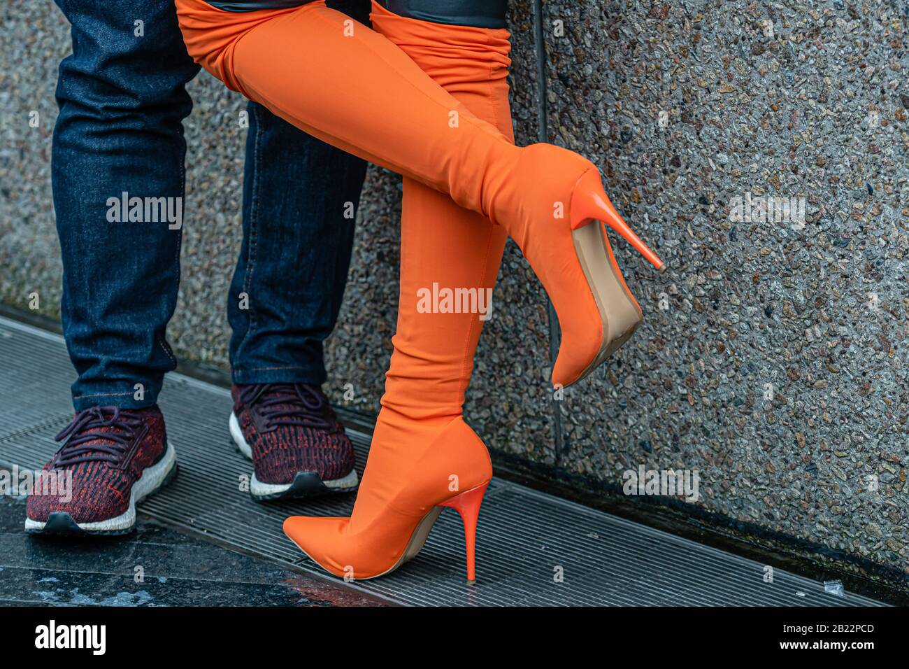 Closeup di gambe maschili e femminili durante una data, ragazza gioco sollevamento gamba su, concetto di relazione Foto Stock