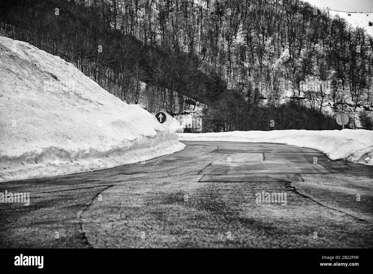 Il ghiaccio e la neve sulla strada, dicembre e pericolo, viaggi Foto Stock