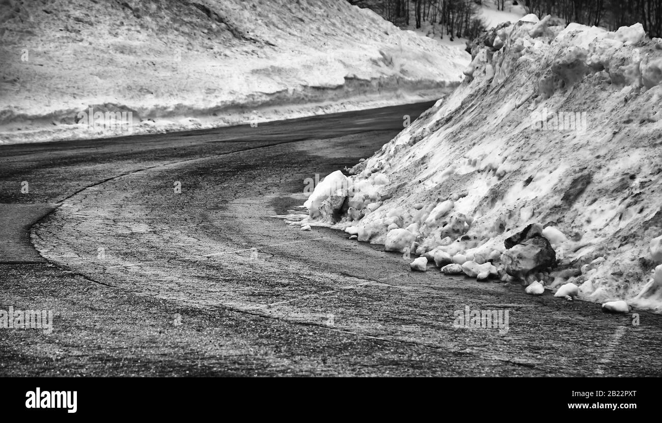 Il ghiaccio e la neve sulla strada, dicembre e pericolo, viaggi Foto Stock