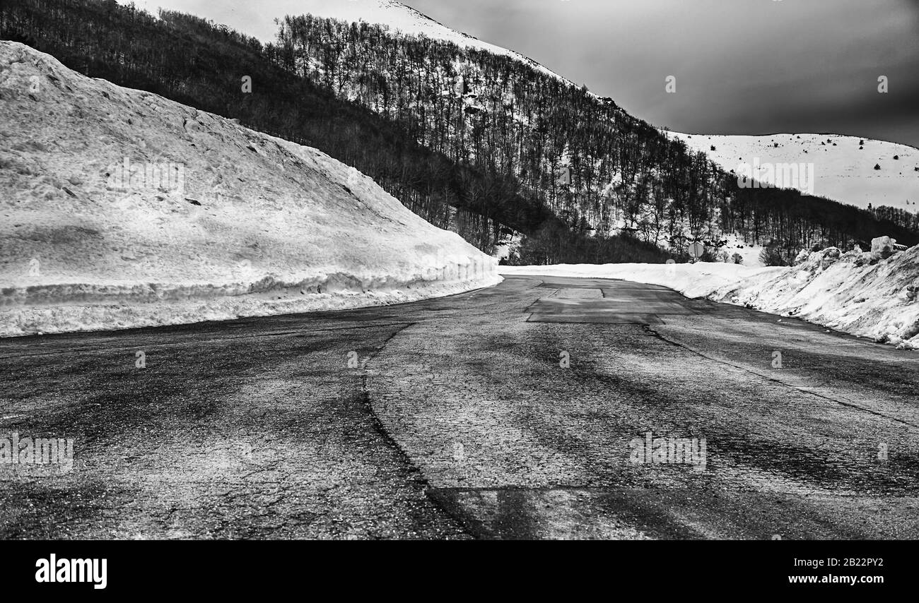Il ghiaccio e la neve sulla strada, dicembre e pericolo, viaggi Foto Stock