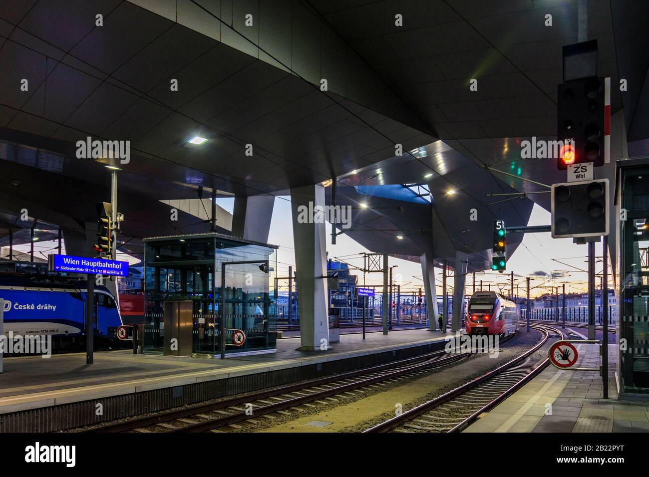 Vienna, Vienna: Stazione ferroviaria principale Hauptbahnhof, passeggero, viaggiatore, piattaforma, treno locale di ÖBB, futuristico tetto piattaforma in 10. Favoriten, Wien, Foto Stock