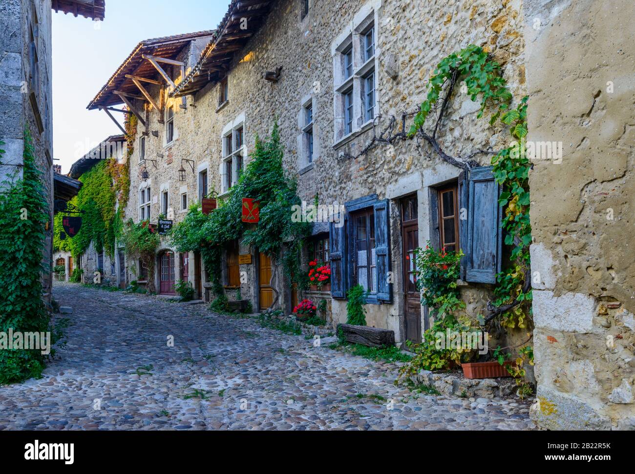 Rue des Rondes a Pérouges, una città medievale fortificata a 30 km a nord-est di Lione, ha ottenuto lo status di uno dei più bei villaggi della Francia. Foto Stock