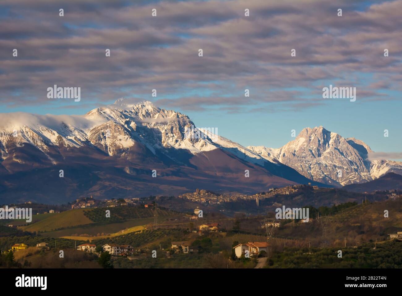 Gran Sasso d'Italia e la valle di Penne e Farindola (Italia) Foto Stock