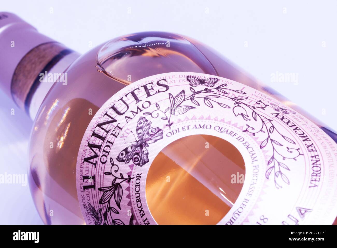 Umea, Norrland Svezia - 16 febbraio 2020: Lato di una bottiglia di vino rosato Foto Stock