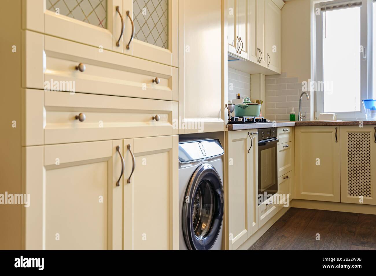 cucina moderna color crema interna Foto stock - Alamy