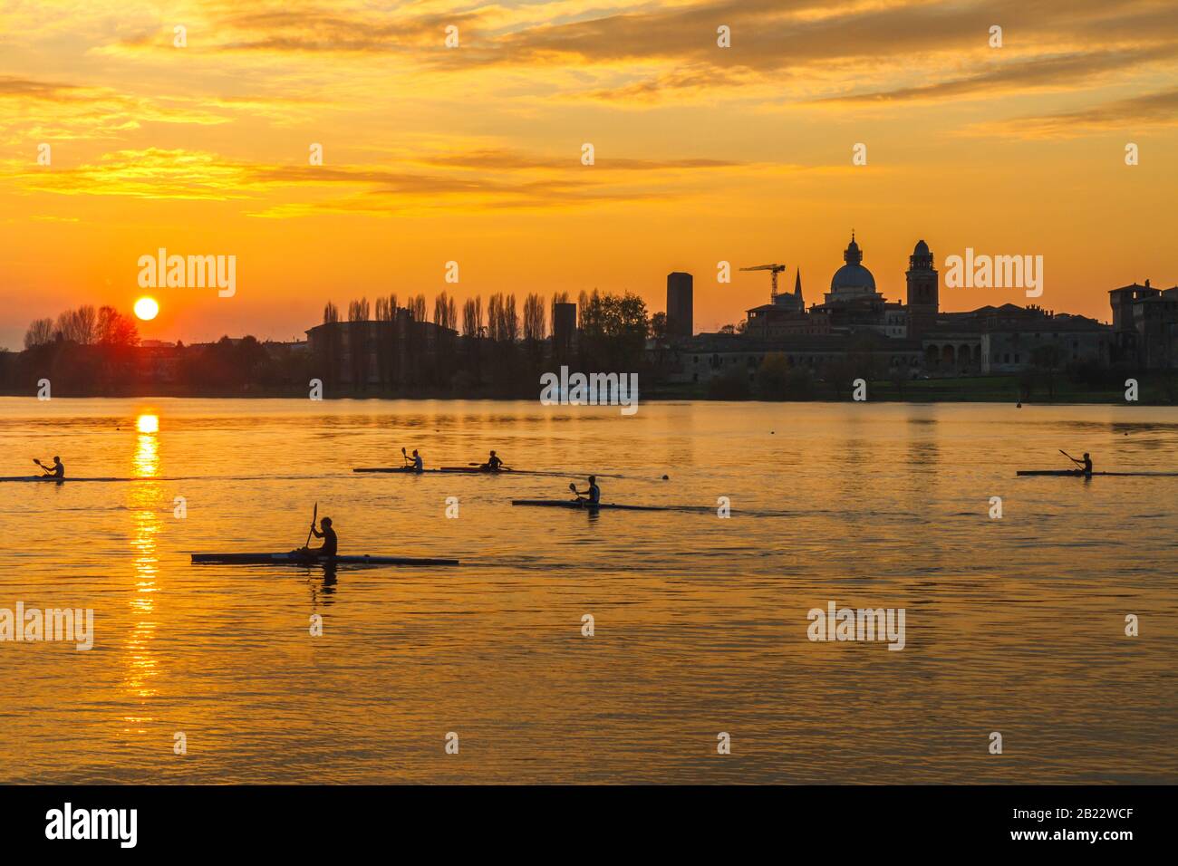 Kayak sul Lago inferiore di fronte al suggestivo centro storico di Mantova Foto Stock