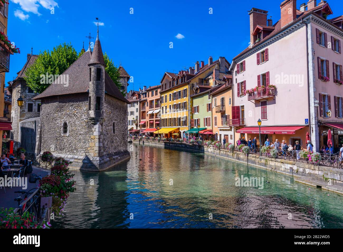 Le Palais de i'llle, un castello medievale e un'ex prigione nel mezzo del fiume Thiou ad Annecy, Francia, in un giorno di settembre chiaro. Foto Stock