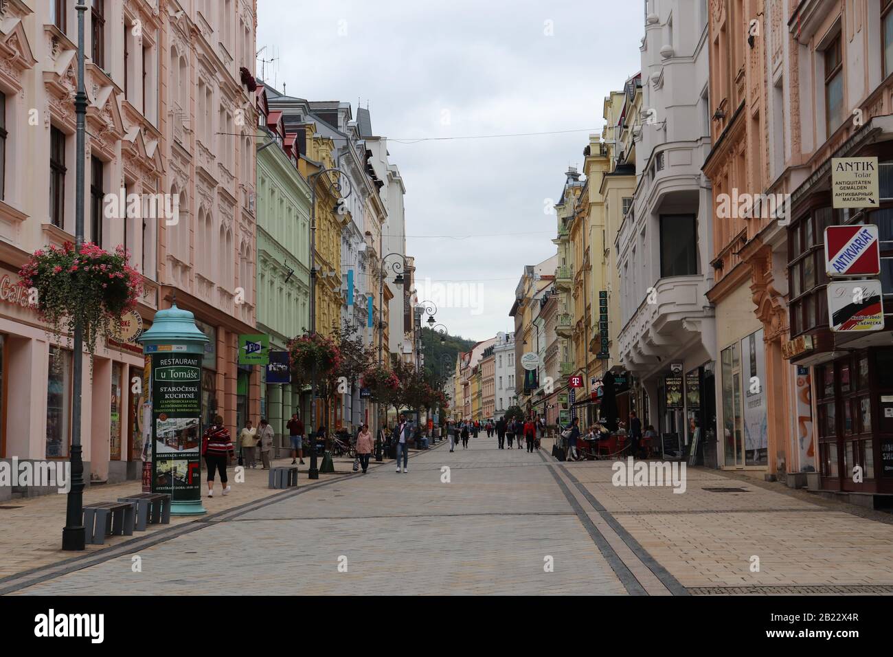 Karlovy Vary è una città conosciuta per le sue Terme. Le strade sono pulite. Mi innamorerò della splendida architettura e degli edifici colorati Foto Stock