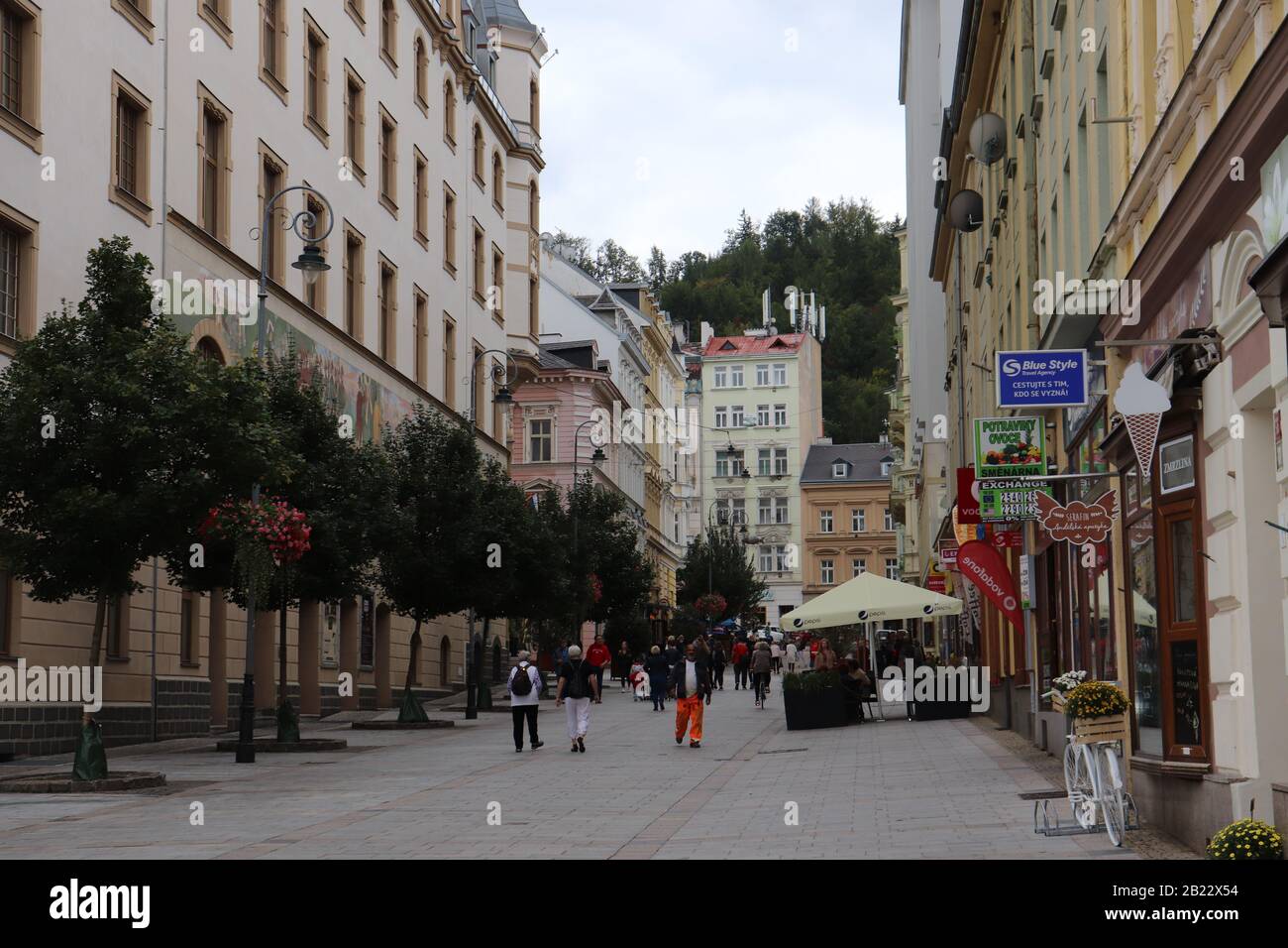 Karlovy Vary è una città conosciuta per le sue Terme. Le strade sono pulite. Mi innamorerò della splendida architettura e degli edifici colorati Foto Stock
