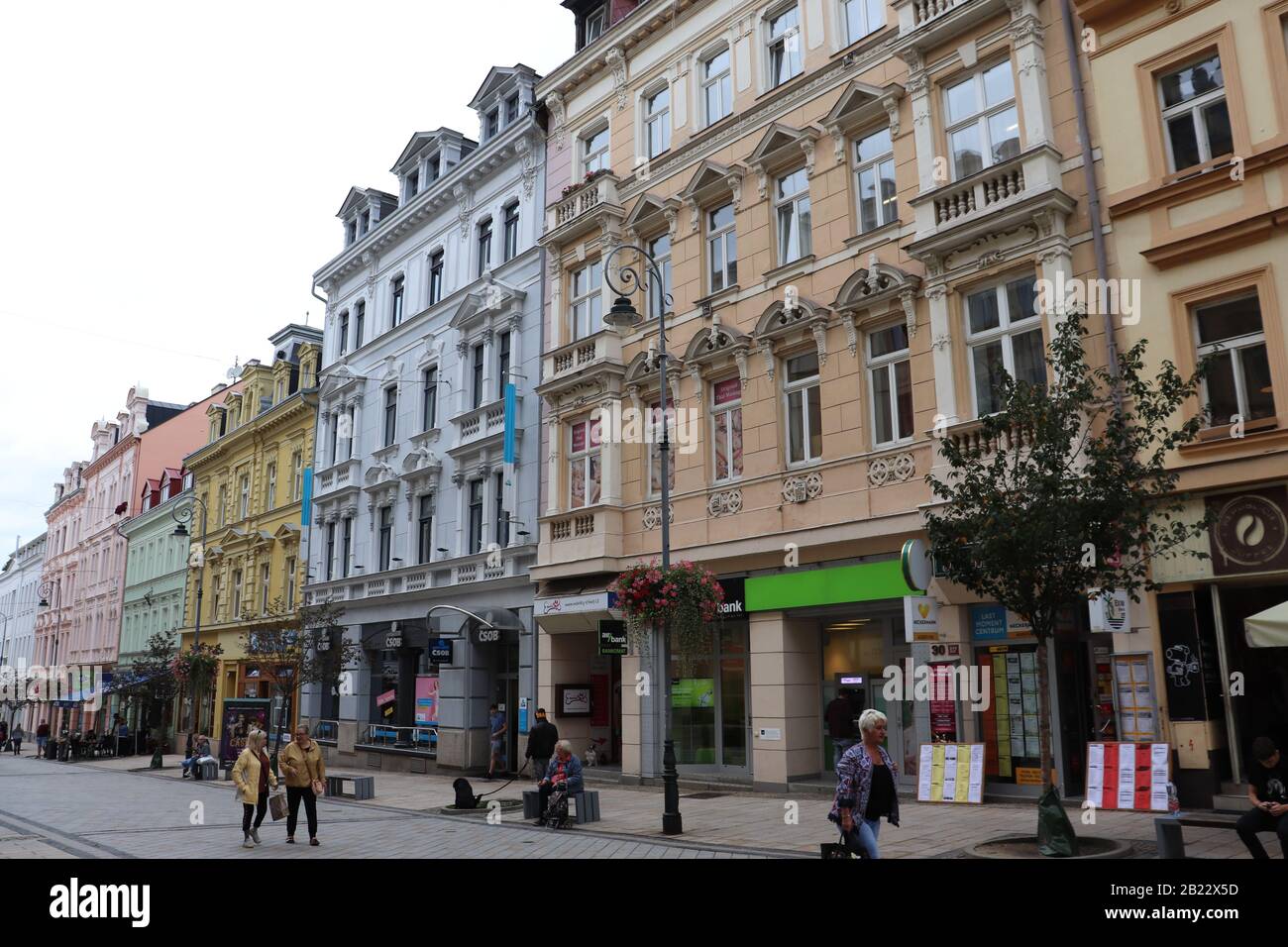 Karlovy Vary è una città conosciuta per le sue Terme. Le strade sono pulite. Mi innamorerò della splendida architettura e degli edifici colorati Foto Stock
