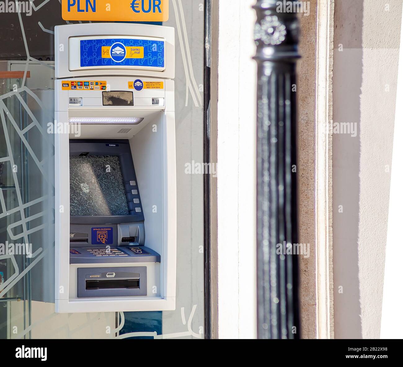 Euronet ATM rotto, fuori servizio, bancomat, schermo in vetro frontale danneggiato frantumato. Furto ATM, concetto di sicurezza, fuori servizio, vista laterale Foto Stock