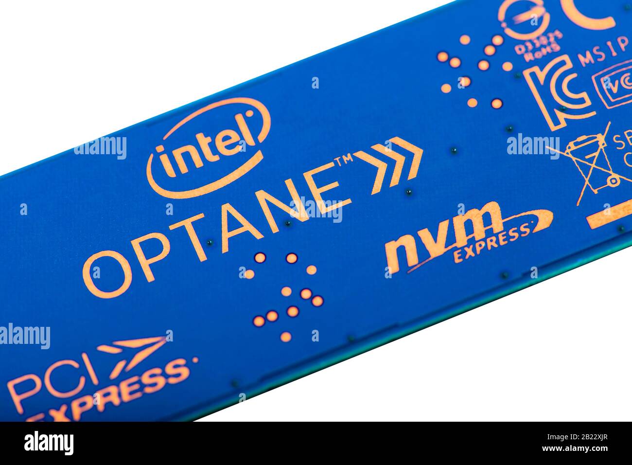 Macro memory stick Intel Optane, closeup estremo, isolato. Tecnologia di memoria non volatile veloce 3D XPoint, ssd, NVRAM, concetto tecnico di memoria Cross Point Foto Stock