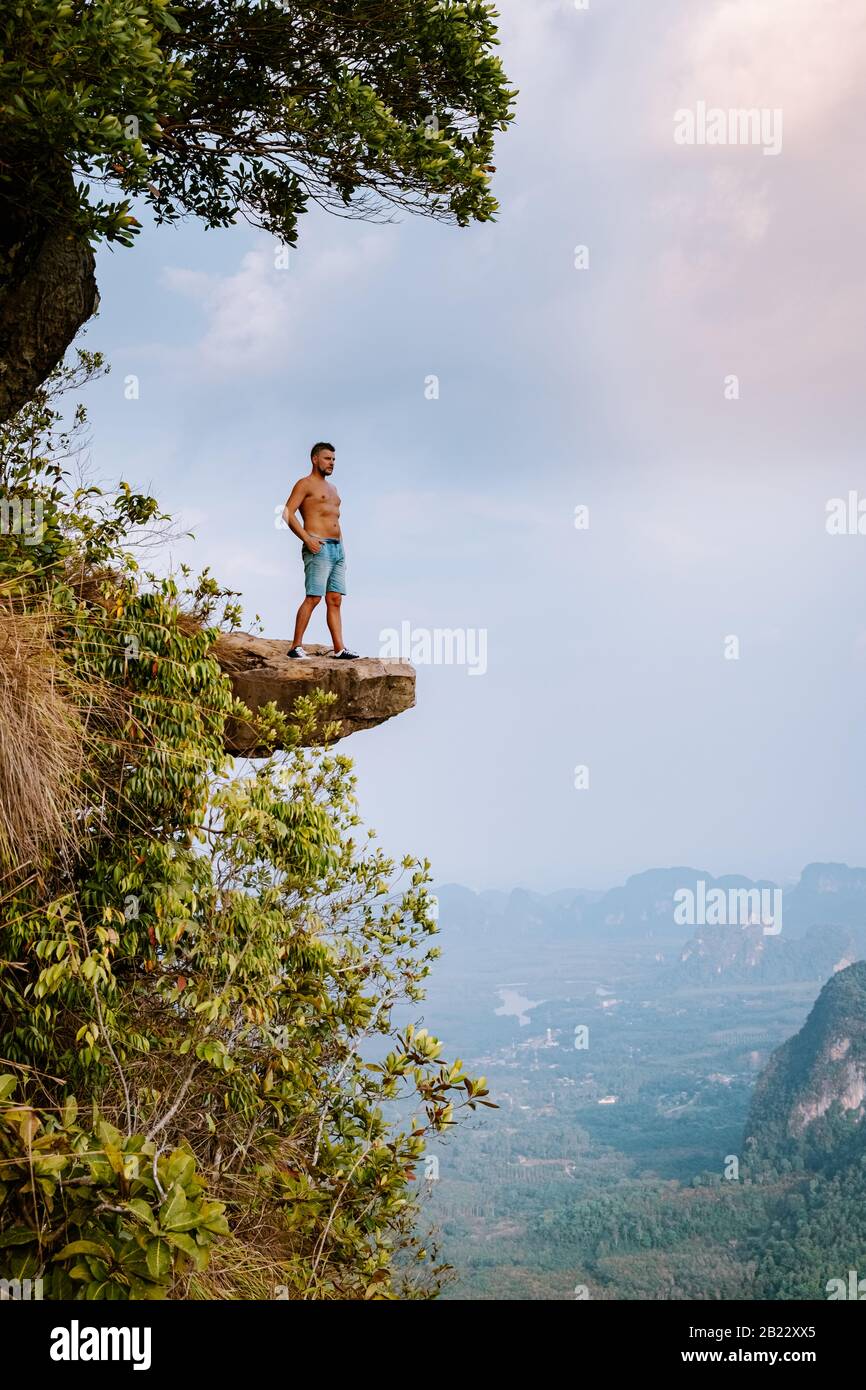 Khao Ngon Nak Nature Trail Krabi Thailandia o Dragon Crest, La Gente è salita ad un punto panoramico sulla cima di una montagna a Krabi, Thailandia Foto Stock