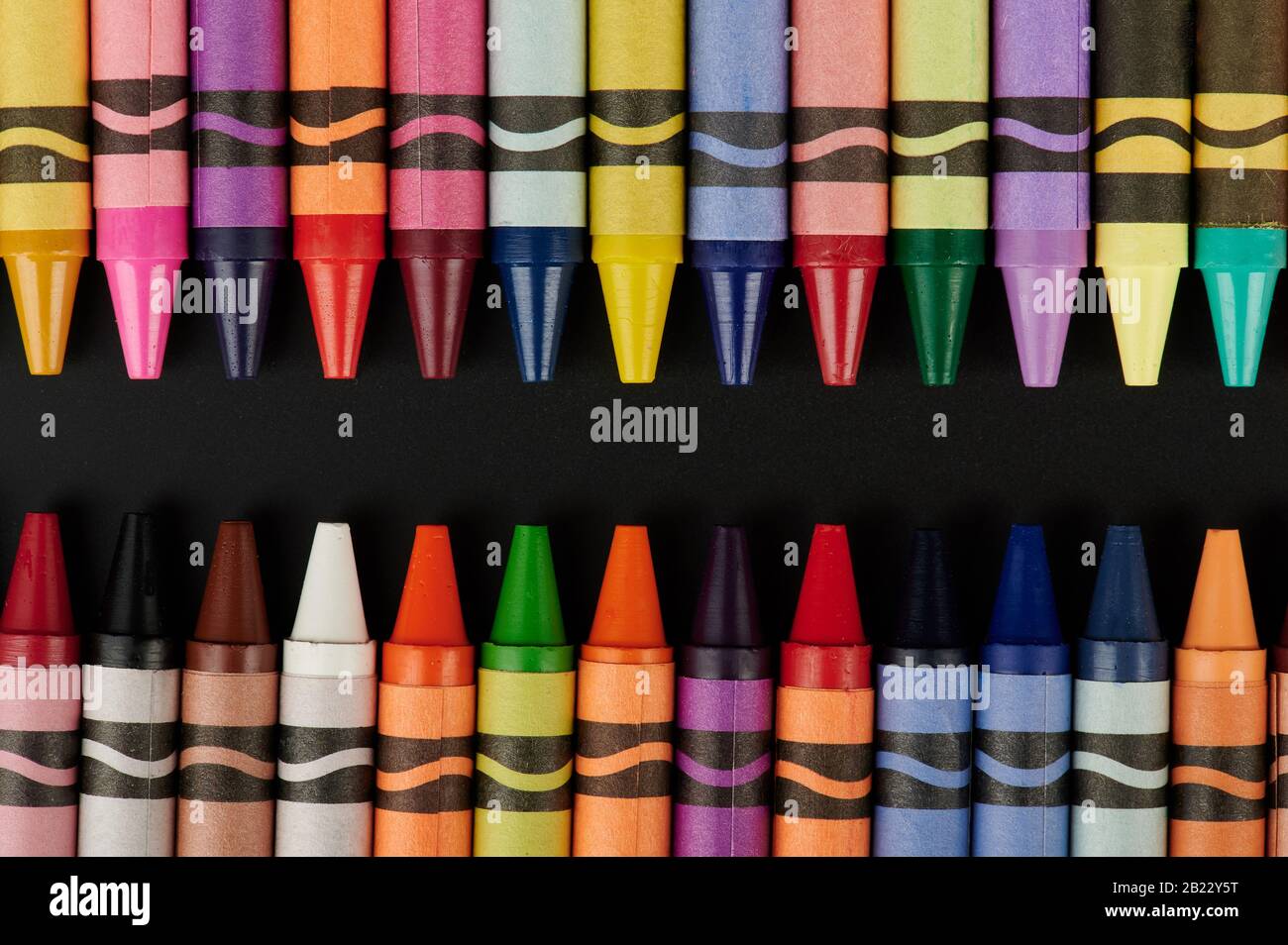 Gruppo di pastelli colorati con linea nera dello spazio della copia Foto Stock