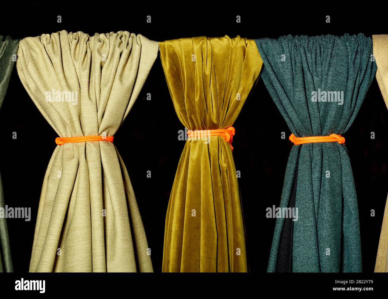 Tessuti di varie sfumature e texture verdi, tecnologia, stile e bellezza in abiti e interni. Foto Stock