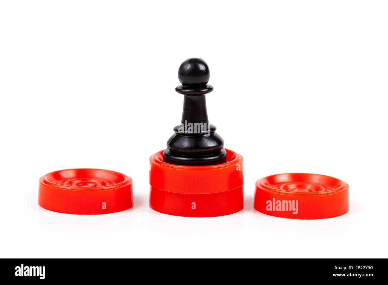 Semplice scacchi nero, pedina in piedi su un podio rosso, primo posto il miglior giocatore, dipendente, vincitore, 1 ° posto astratto concetto di business Foto Stock