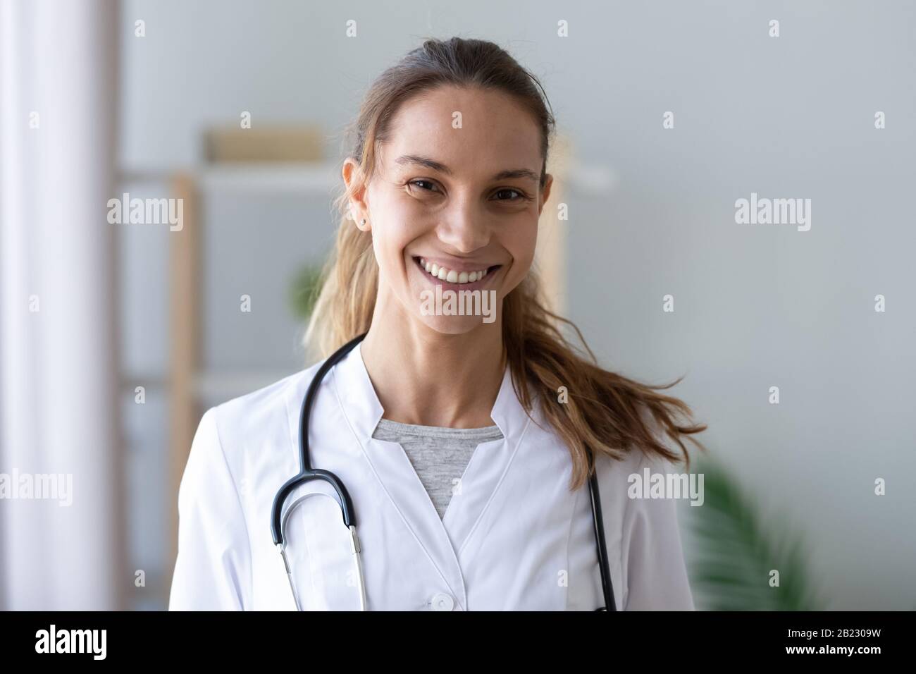 Ritratto di testa ritratto sorridente misto gara medico in uniforme Foto Stock