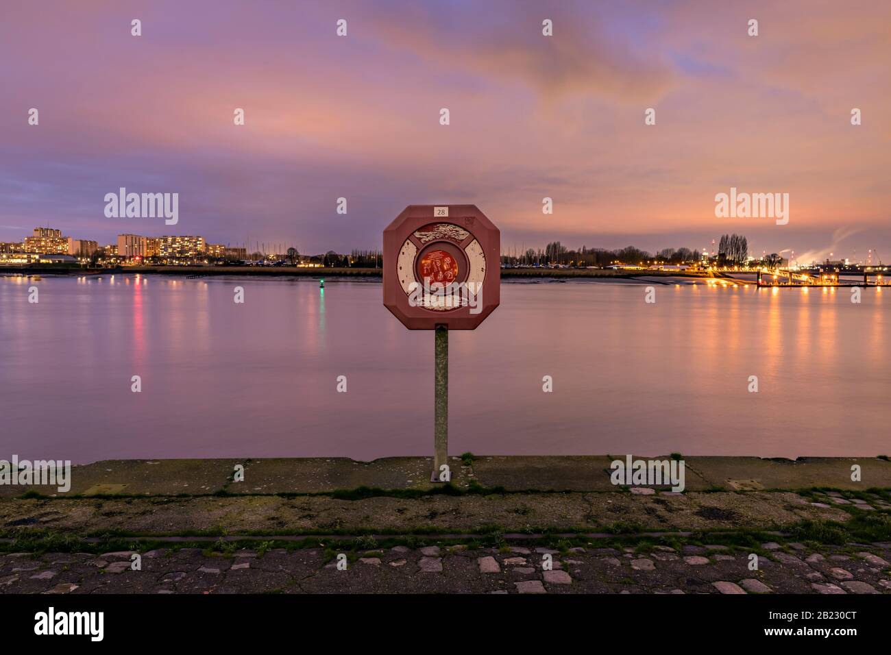 Anversa, Belgio - 5 febbraio 2020: Una salvagente sulle rive del fiume Schelda Foto Stock