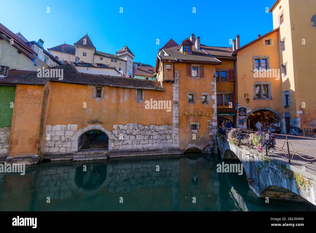 Pont Morens e Captain Pub sul fiume Thiou in Vieille Ville (città vecchia) di Annecy, Francia, in un luminoso giorno di settembre Foto Stock