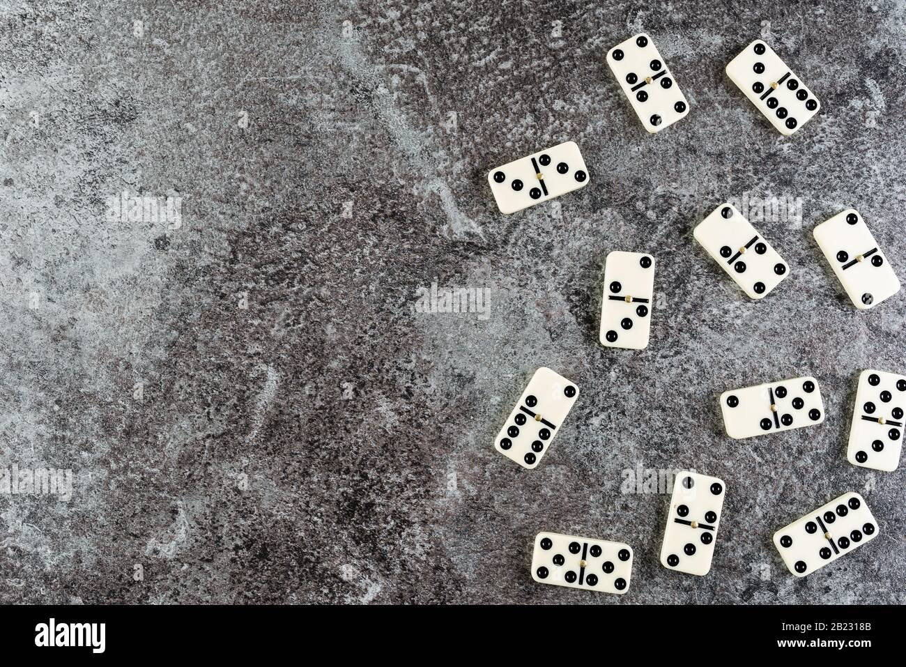 direttamente sopra lo shot di piastrelle domino su sfondo in pietra di marmo Foto Stock