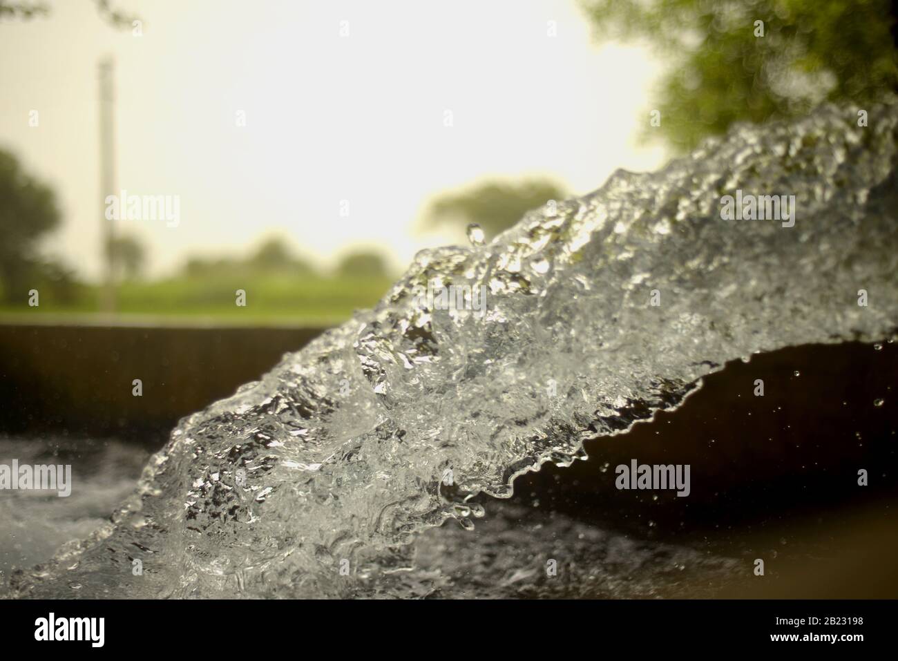 Corrente tubewell acqua dolce in campi durante l'estate Foto Stock