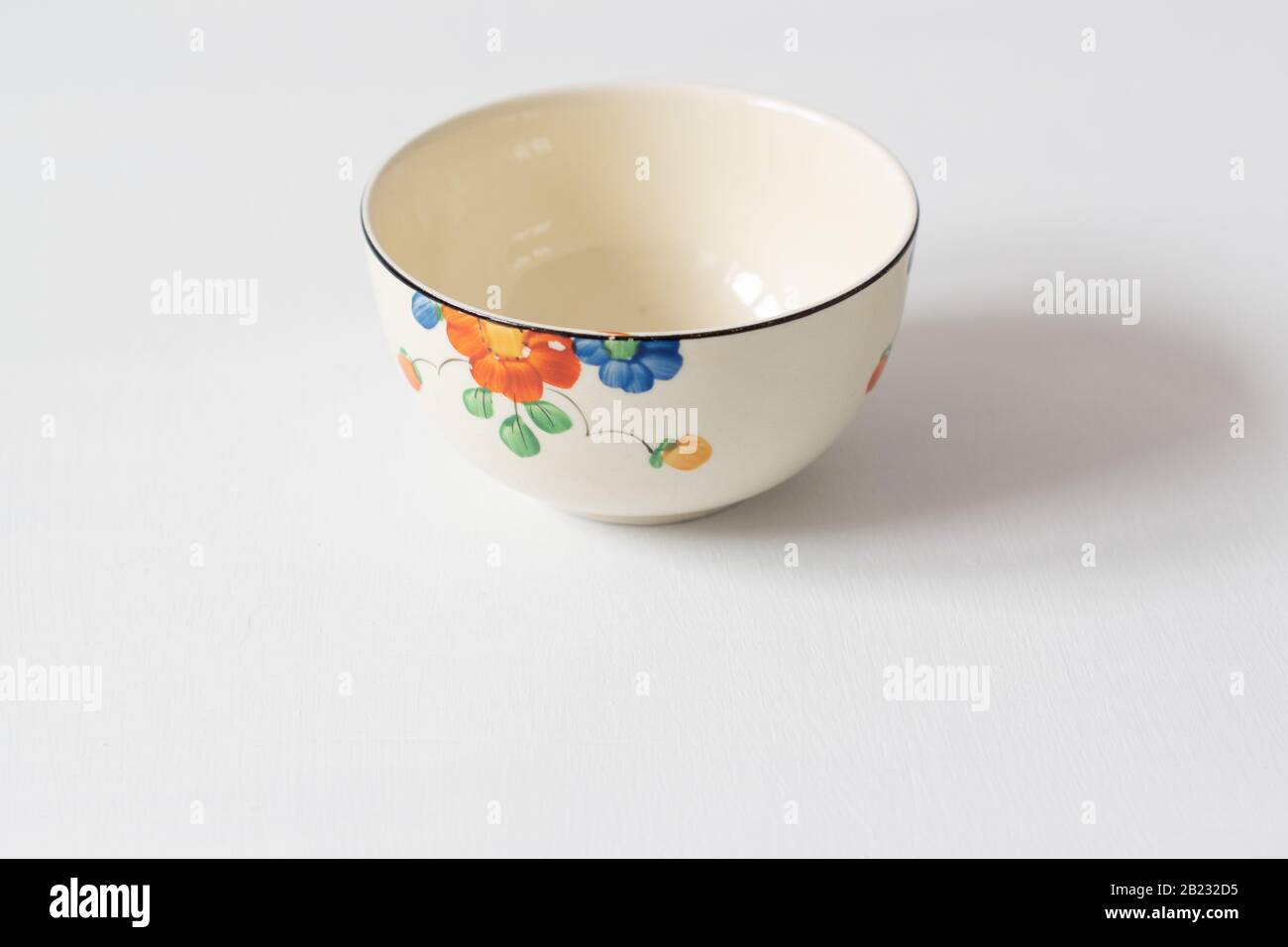 Un grazioso Homeleigh Ware vintage a motivi floreali - Inghilterra, piatto ceramico / ciotola su uno sfondo bianco semplice Foto Stock