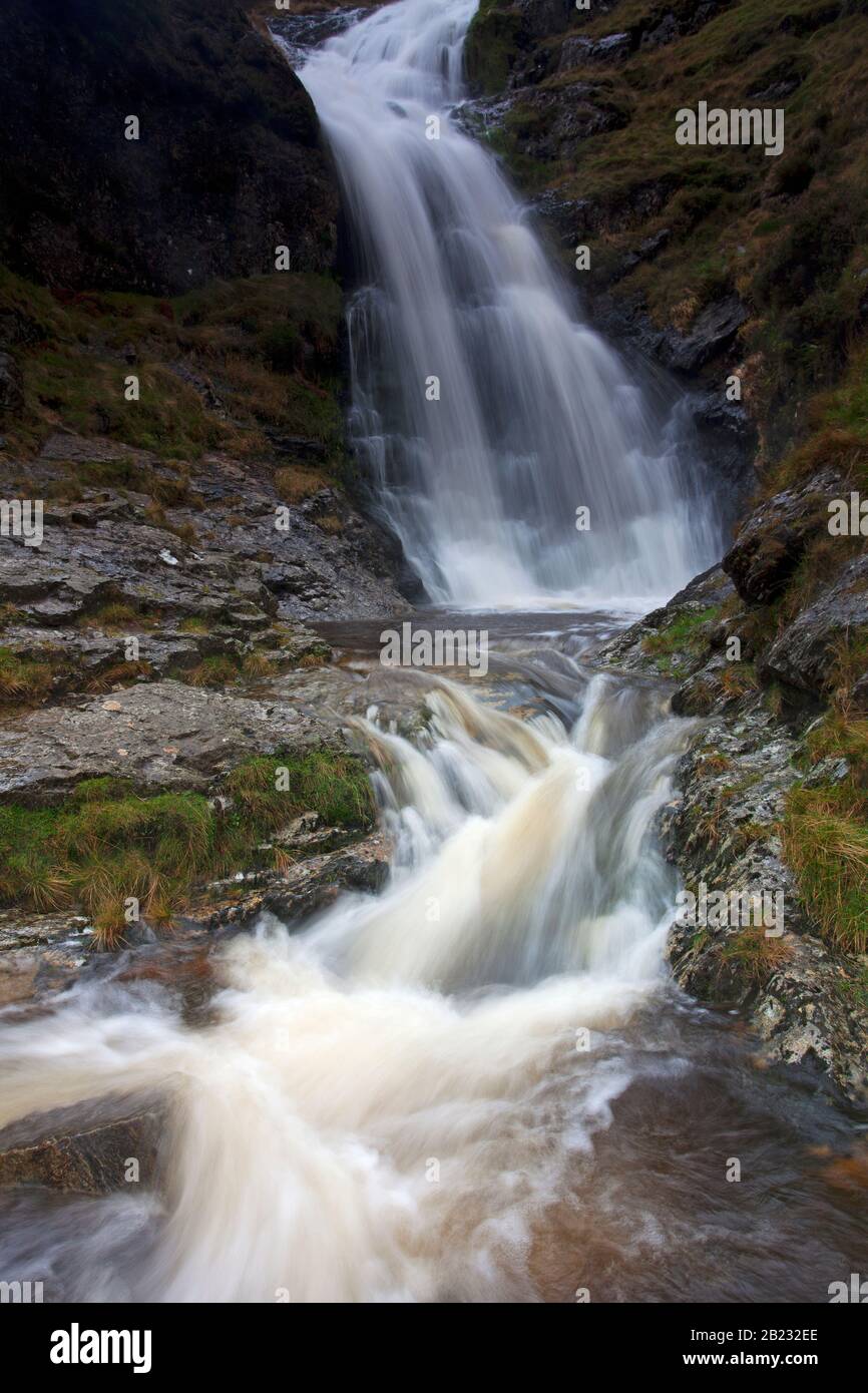 Un'immagine sfocata del Moss Force Waterfall nel Newlands Pass vicino a Buttermere nel Lake District Foto Stock