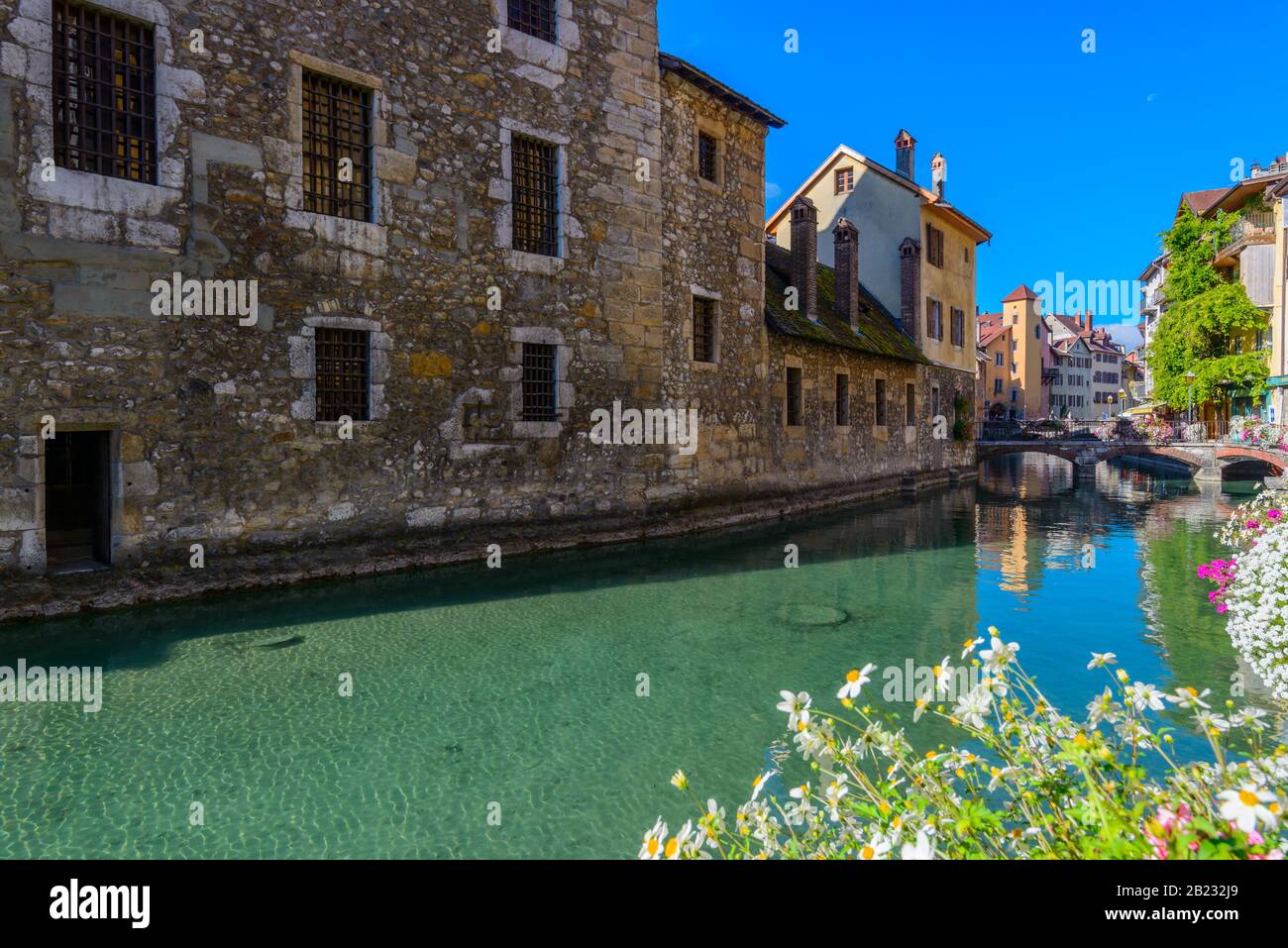 Il fiume Thiou e il lato del medievale le Palais de l'Ile vista da Quai de l'Ile, Annecy, Francia, in un luminoso giorno di settembre Foto Stock