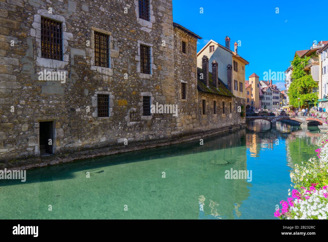 Il fiume Thiou e il lato del medievale le Palais de l'Ile vista da Quai de l'Ile, Annecy, Francia, in un luminoso giorno di settembre. Foto Stock