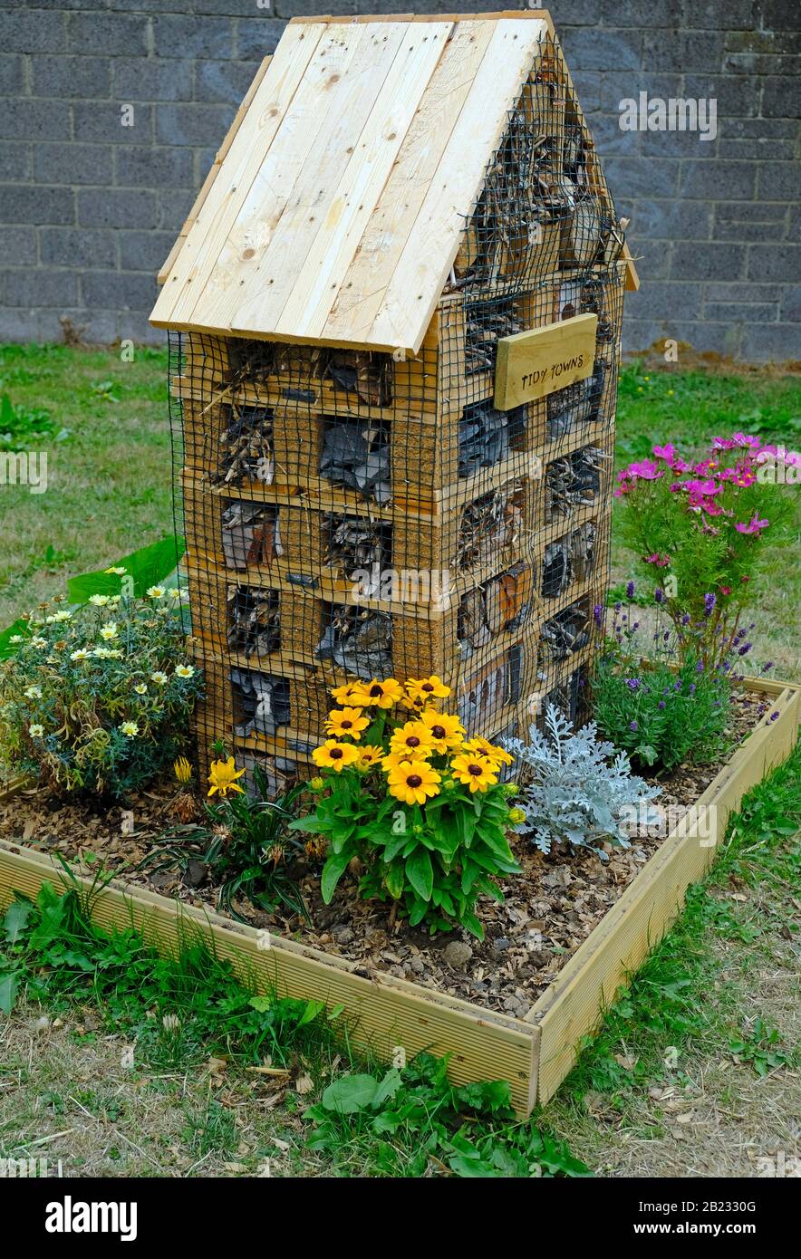 Un habitat di insetti fatto da dipendenti di Ridy Towns Committee a Meath in Irlanda Foto Stock