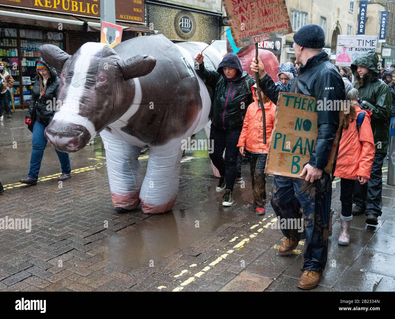 Mucca gonfiabile a marzo per clima e sciopero scolastico a Bristol UK il 28th febbraio 2020 dopo aver sentito Greta Thumberg parlare su College Green Foto Stock