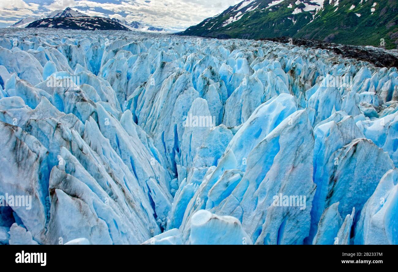 Alaska, Stati Uniti - 07 ago 2008 - veduta aerea di un ghiacciaio di calving in Prince William Sound Alaska USA. Come molti ghiacciai nel mondo, sono per lo più melt Foto Stock