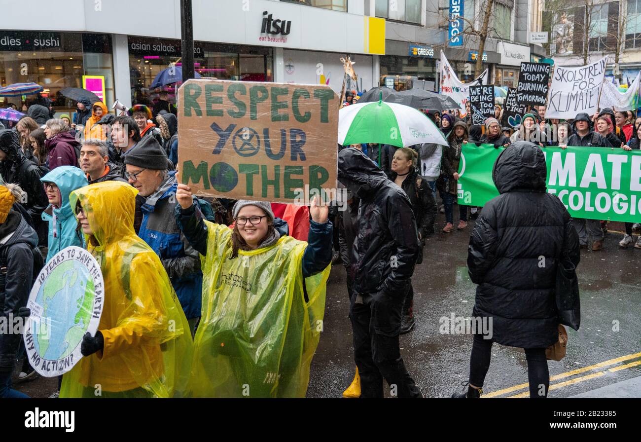 Marzo per clima e sciopero della scuola a Bristol UK il Feb 28th 2020 dopo aver sentito Greta Thumberg parlare su College Green Foto Stock