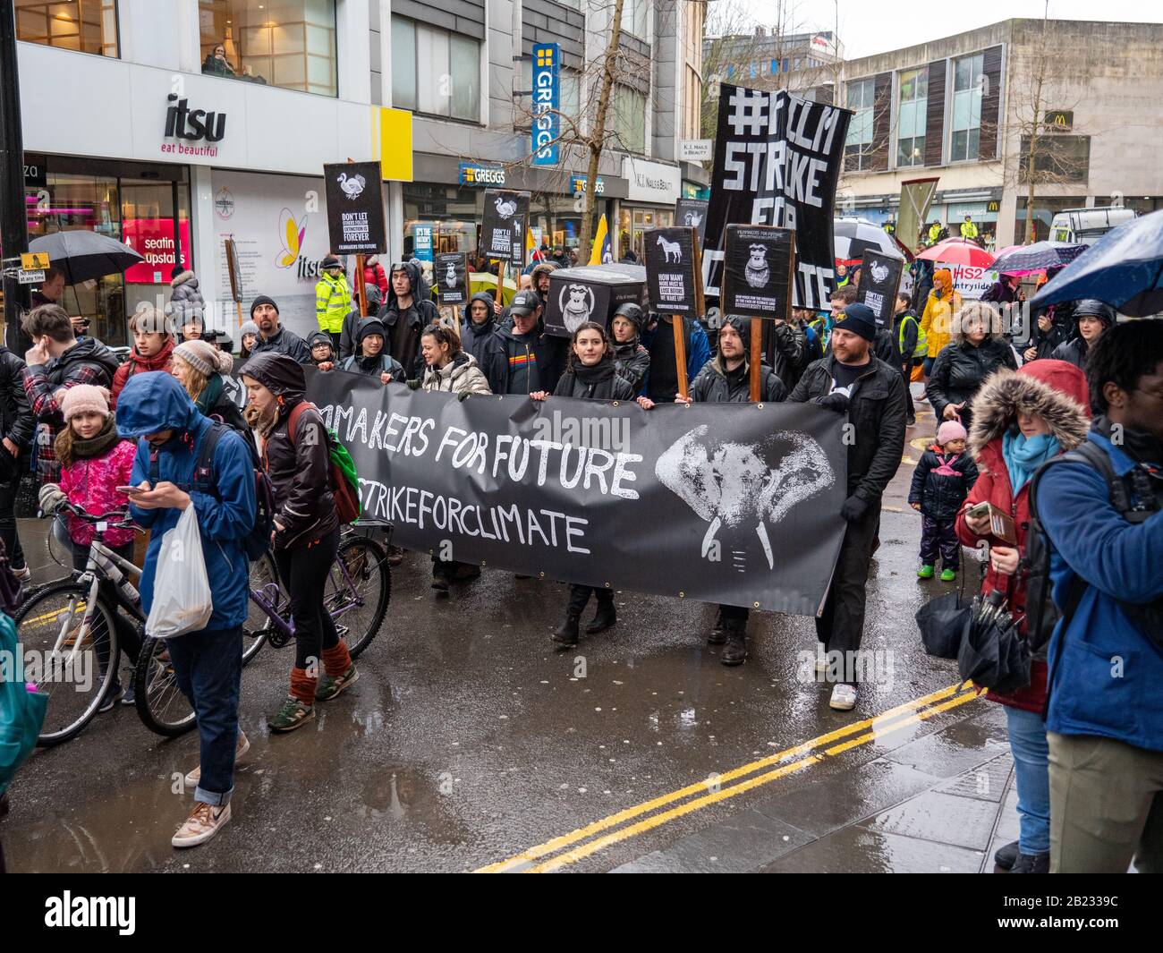 Marzo per clima e sciopero della scuola a Bristol UK il Feb 28th 2020 dopo aver sentito Greta Thumberg parlare su College Green Foto Stock