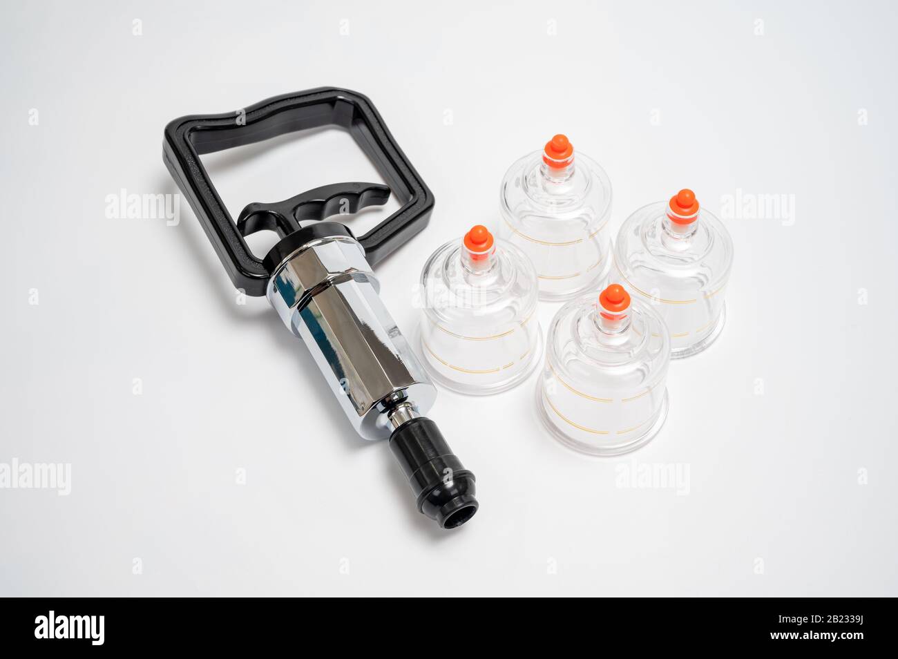 Tradizionale dispositivo medico orientale cupping macchina su uno sfondo bianco Foto Stock