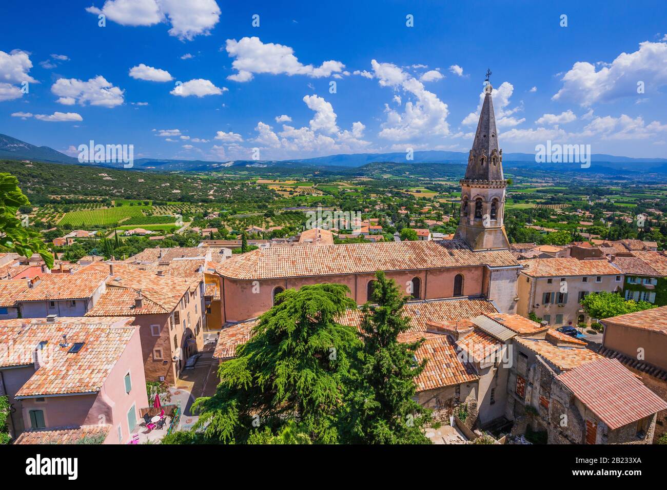 Provenza, Francia. La chiesa e il villaggio Saint-Saturnin-les-Apt. Foto Stock