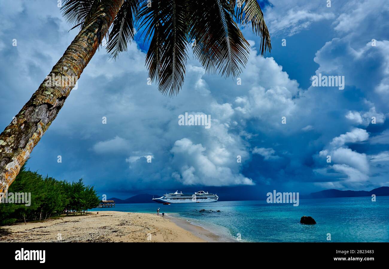 L'Isola Doini si trova nel cuore della Baia di Milne, sulla punta orientale di Papua Nuova Guinea. Questa piantagione è stata originariamente esaminata da un governo sur Foto Stock
