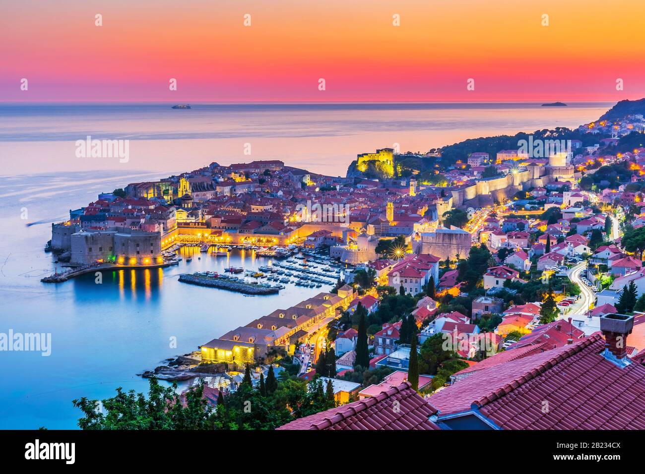 Dubrovnik, Croazia. Una vista panoramica della città murata al tramonto. Foto Stock