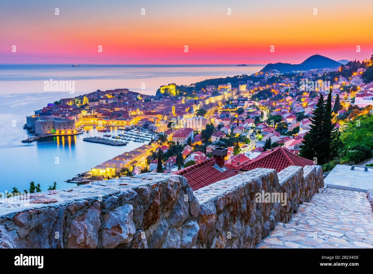 Dubrovnik, Croazia. Una vista panoramica della città murata al tramonto. Foto Stock